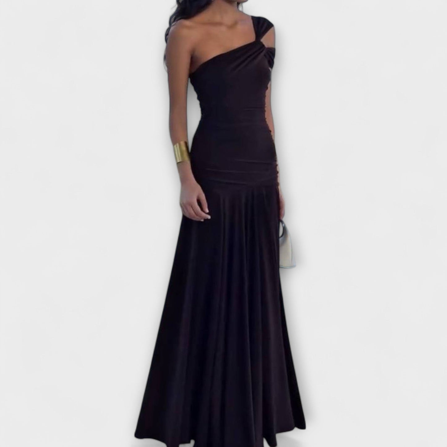 Rochie maxi cu umeri descoperiți