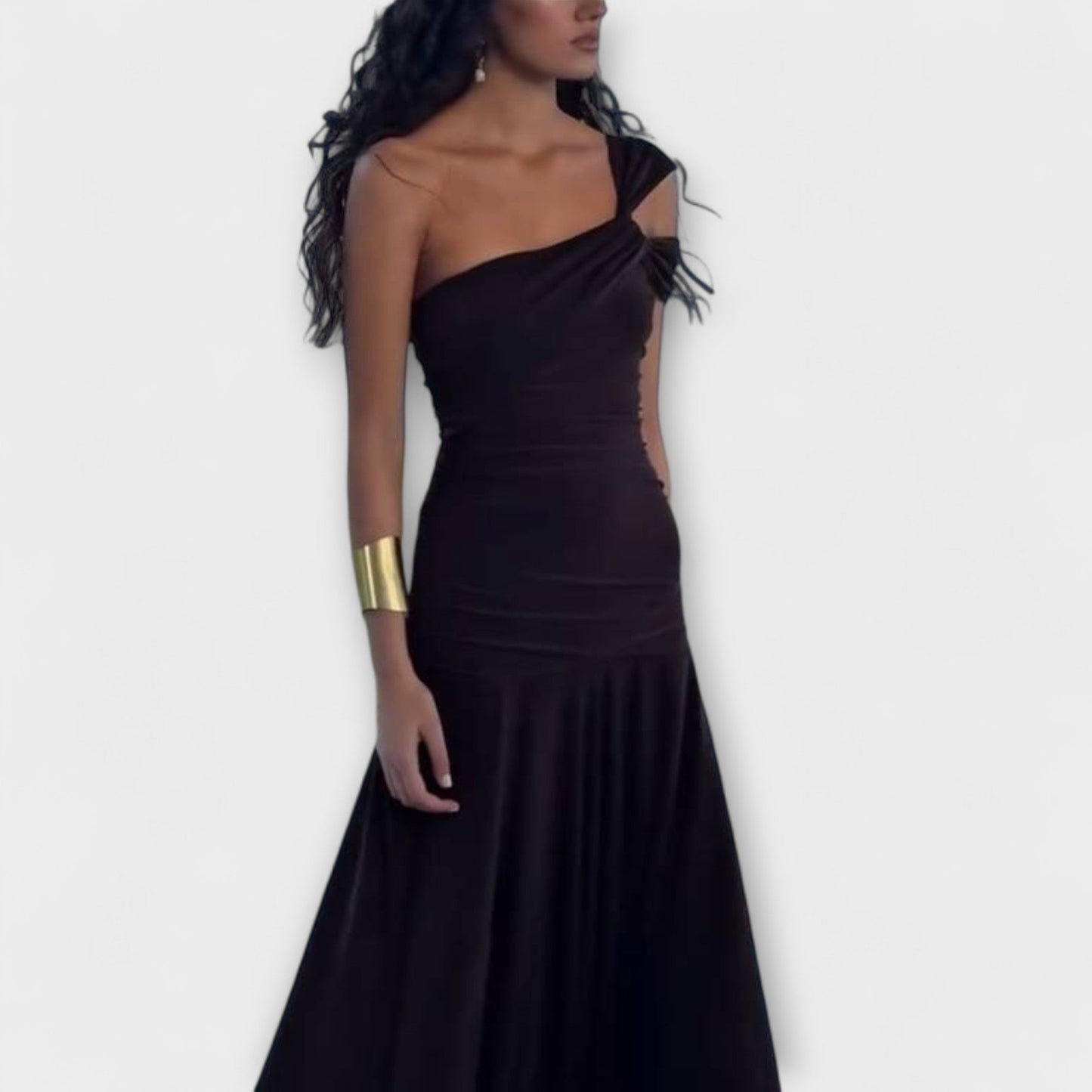 Rochie maxi cu umeri descoperiți