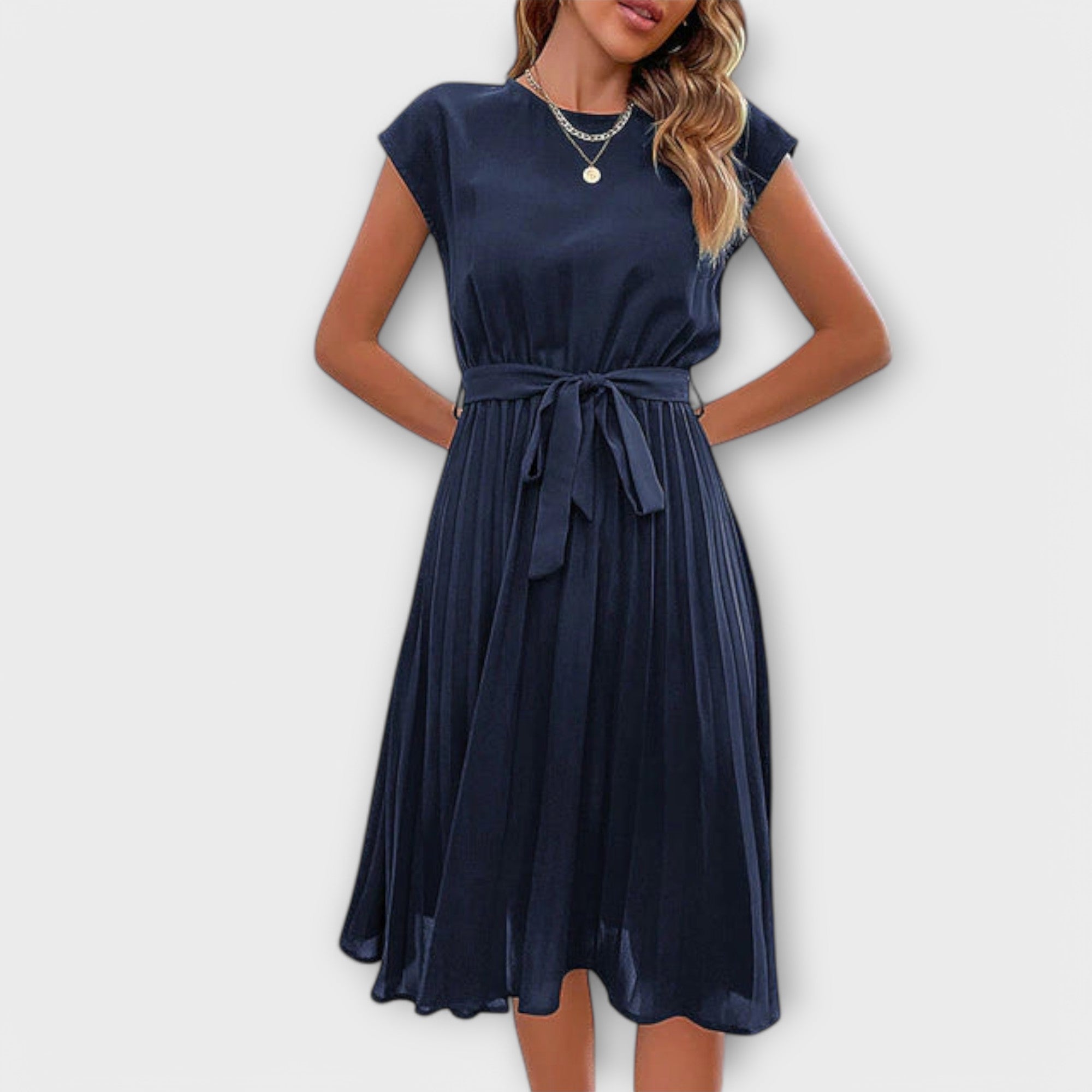 Rochie midi lejeră, plisată, cu mânecă scurtă