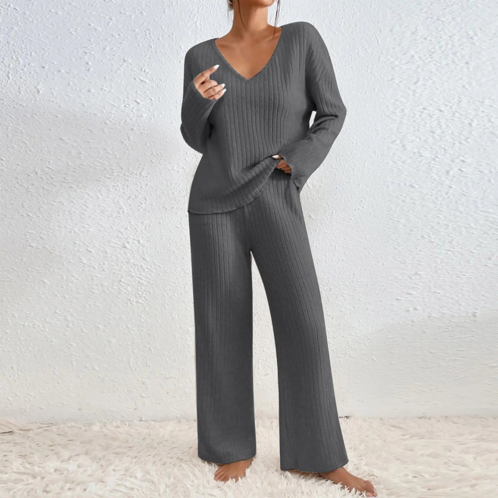Set din două piese cu pantaloni drepți și top cu decolteu în V