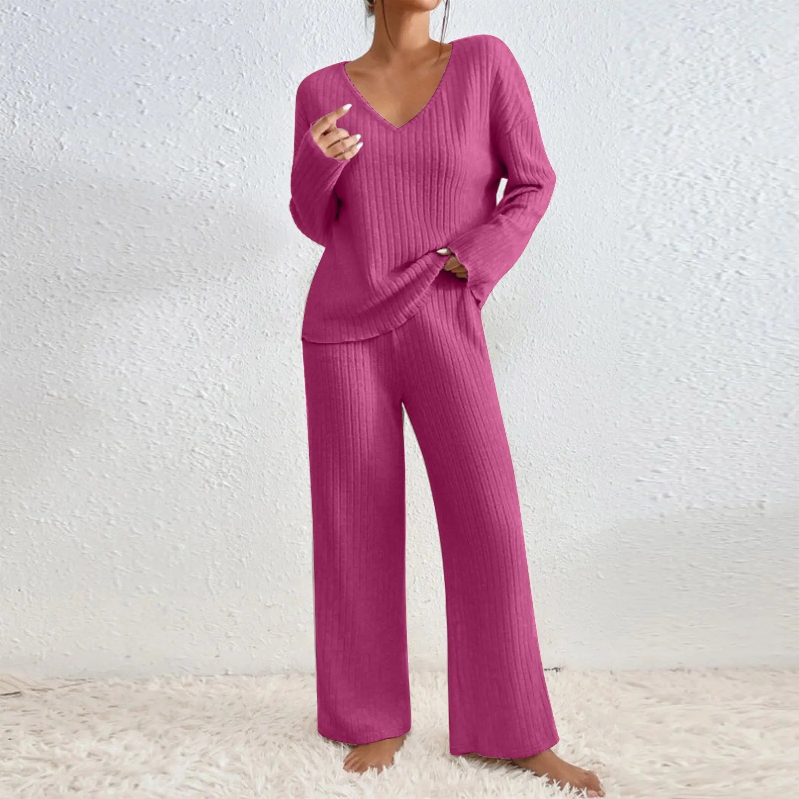 Set din două piese cu pantaloni drepți și top cu decolteu în V