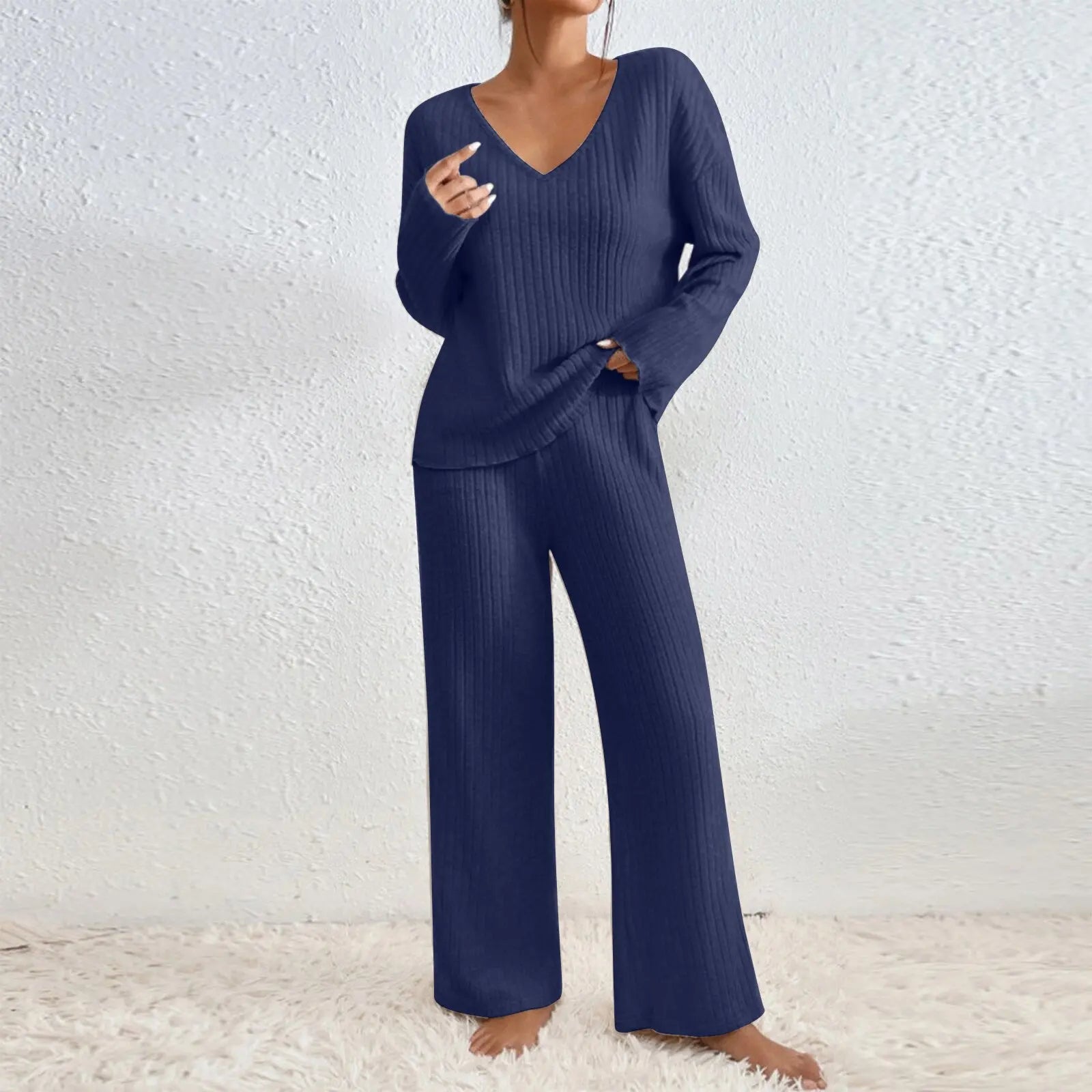 Set din două piese cu pantaloni drepți și top cu decolteu în V