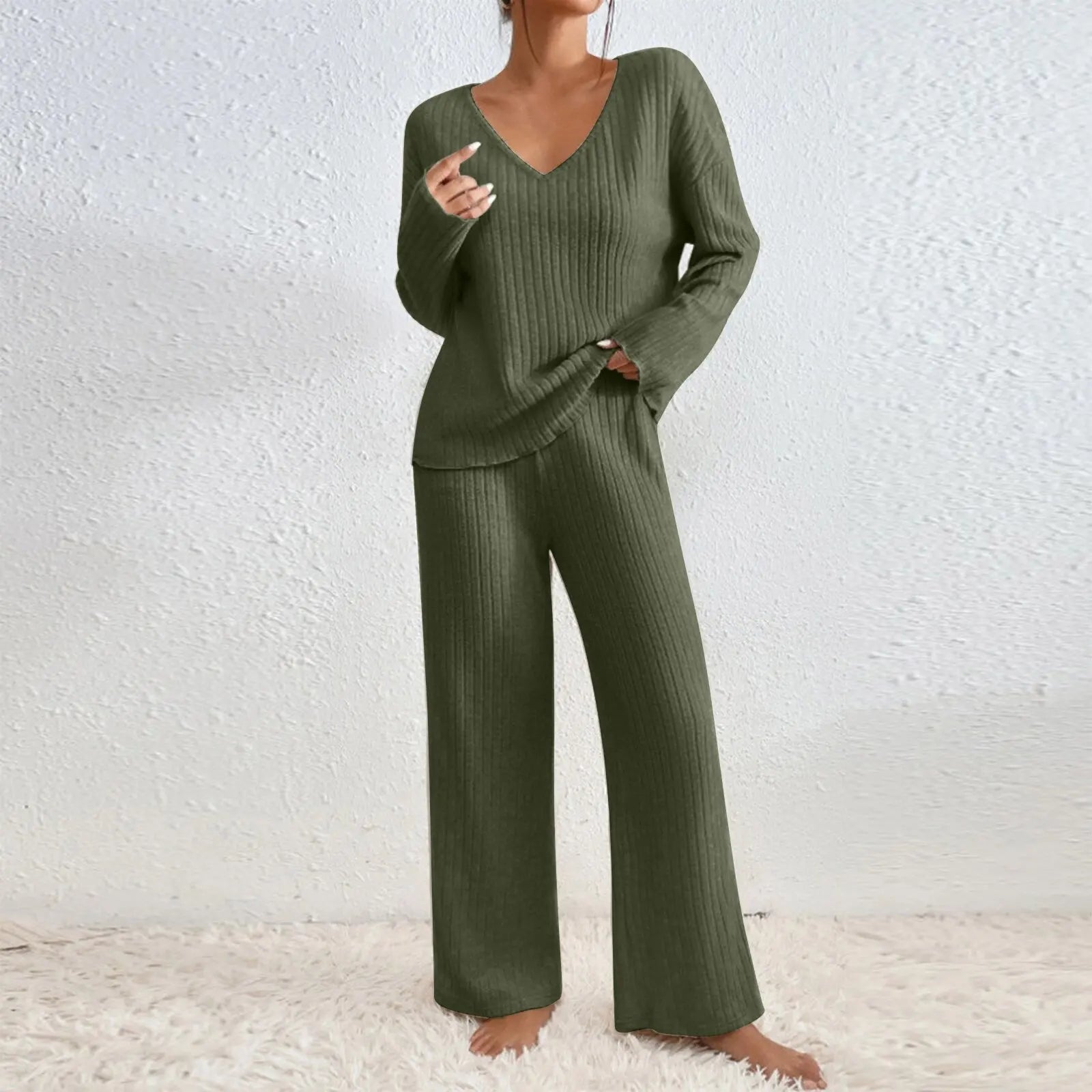 Set din două piese cu pantaloni drepți și top cu decolteu în V